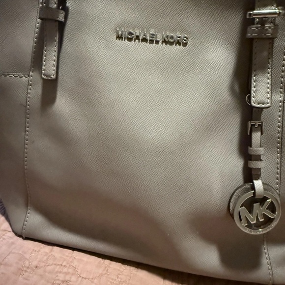 Michael Kors Jet Set Saffiano Leather Top Zip Tote Large Shoulder Bag Gray Taupe - Picture 3 of 10